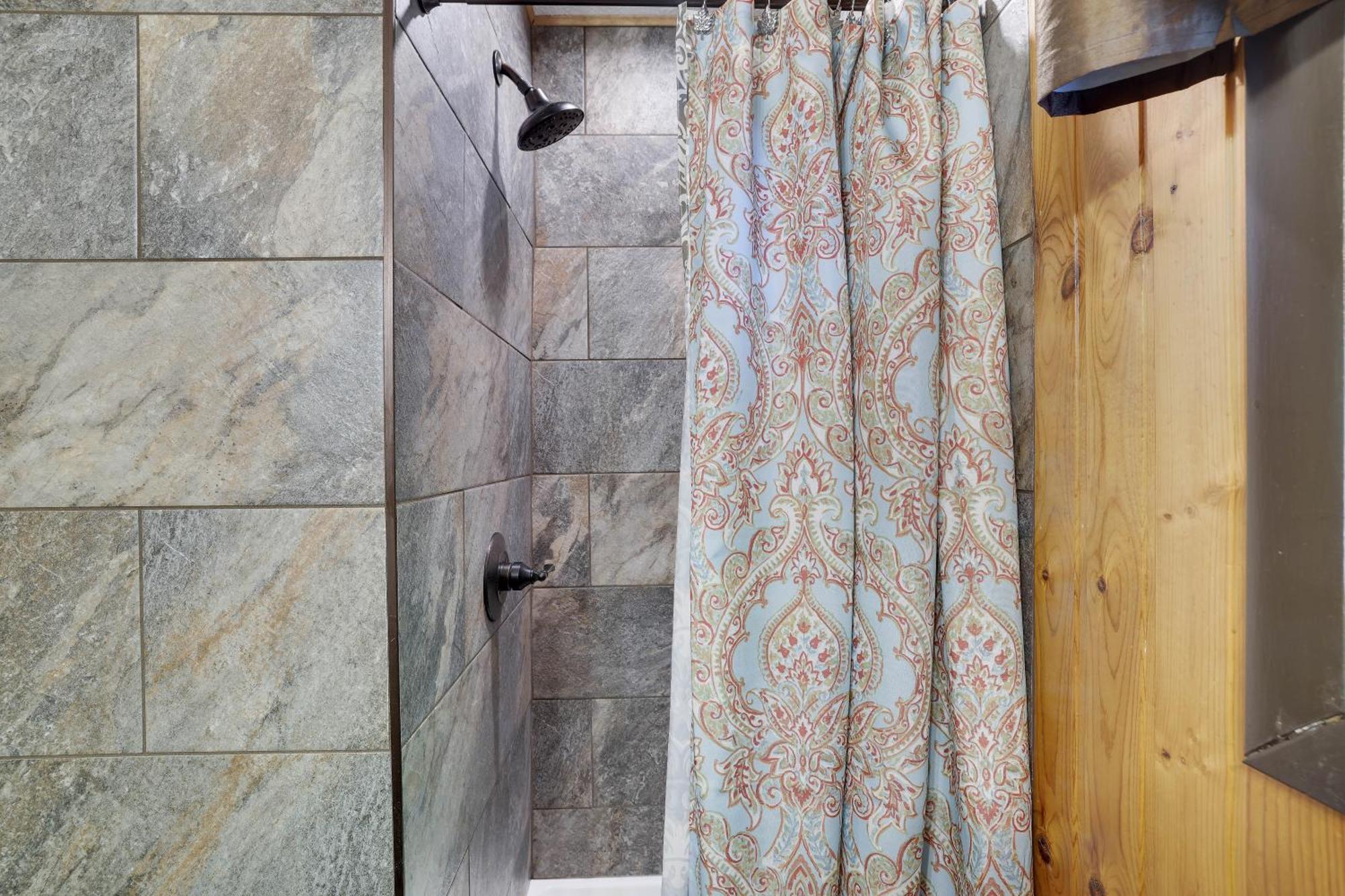 Chalet Renovated Near Casino, Camelback , Kalahari 4Bdrms Firepit Hot Tub Game Room Tobyhanna 외부 사진